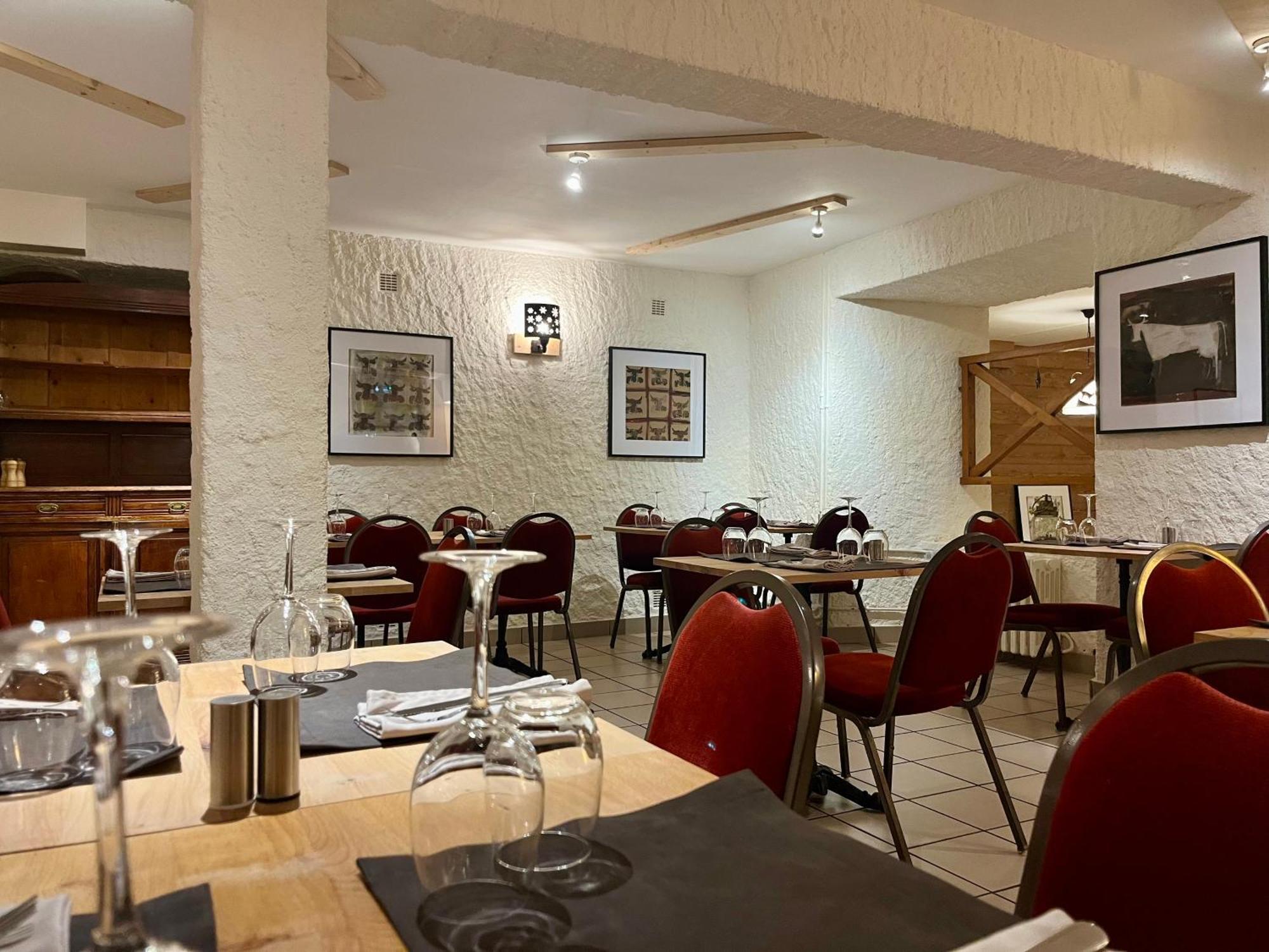 Hotel Restaurant Le Clos Бес-ет-Сен-Анастез Екстериор снимка