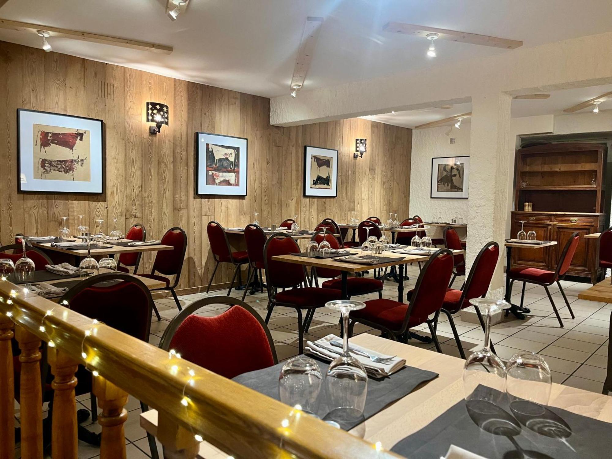 Hotel Restaurant Le Clos Бес-ет-Сен-Анастез Екстериор снимка