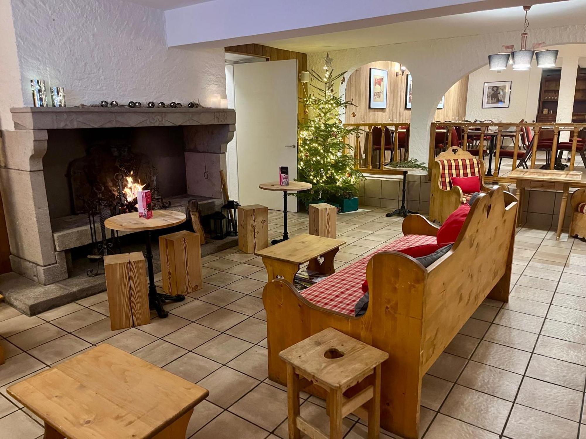 Hotel Restaurant Le Clos Бес-ет-Сен-Анастез Екстериор снимка